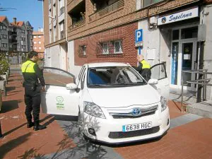 Los agentes, ayer, junto a la comisaría. /E.C.