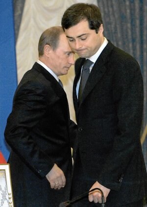 Putin y su antiguo colaborador, Surkov, en el Kremlin en 2007. /AFP