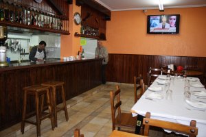 Socios de La Garlopa en el interior del local mientras preparan una comida. /A. Lasuen