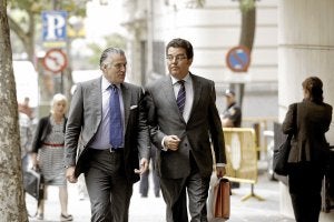 Bárcenas con Alfonso Trallero, uno de sus ya exabogados. ::                         EFE