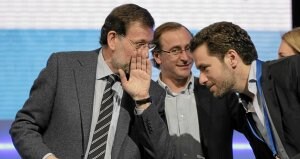 Rajoy y Sémper comparten confidencias, en presencia de Alfonso Alonso./ LUIS ÁNGEL GÓMEZ