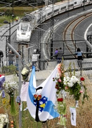 Un tren pasa por el lugar del accidente de Santiago. /Efe