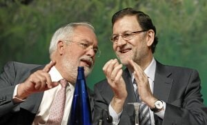 El ministro Miguel Ángel Arias Cañete y el presidente, Mariano Rajoy, en un acto de junio ./ EFE
