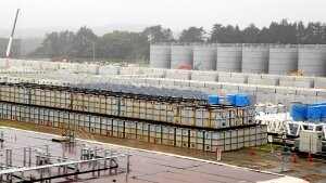 Cientos de tanques con agua altamente radiactiva se almacenan en los alrededores de la central japonesa. /Efe