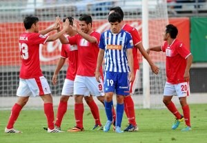 Los jugadores pimentoneros celebran uno de los goles ante la decepción alavesista. ::
IGOR AIZPURU