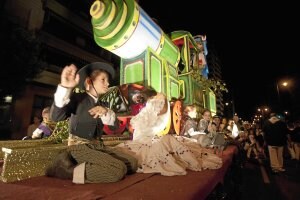 Los niños de las casas regionales se pusieron sus trajes típicos para desfilar bajo un enorme tren fabricado por el televisivo Bob el Constructor./ FOTOS: CLARA LARREA