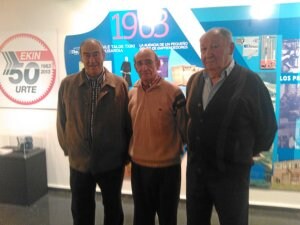 José Barrenetxea, Francisco Ariznabarreta e Isidoro Arana, en la exposición en Zelaieta. ::
M. G.