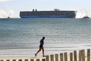 El carguero, ayer, en Algeciras. /Efe