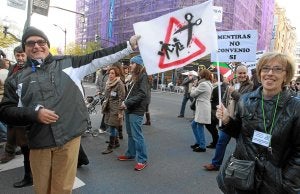 Varios trabajadores de la enseñanza concertada exhiben pancartas contra los recortes en la manifestación de Bilbao./ TELEPRESS