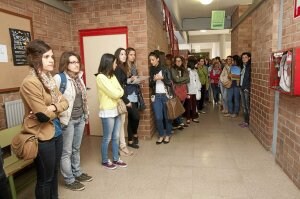 Opositores a profesores, en los pasillos del instituto Cosme García, en los instantes previos a los exámenes del pasado junio. ::
CLARA LARREA