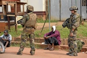 Soldados franceses protegen a civiles musulmanes en Bangui. /AFP