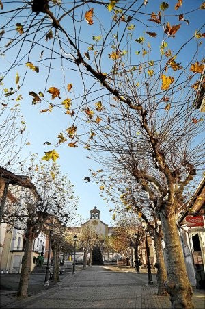 Imagen de la plaza de La Arboleda, con la iglesia al fondo. ::
S. GARCÍA