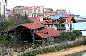 El edificio amenaza ruina, debido sobre todo al incendio que lo devastó hace seis años. ::
MAIKA SALGUERO