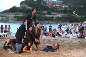 Actuación de una compañía en la playa de Lekeitio en una edición anterior del festival. ::
MAIKA SALGUERO