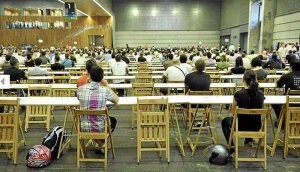 Imagen de los aspirantes a entrar en la Ertzaintza durante los exámenes realizados en 2010 en el BEC de Barakaldo. /E. C.