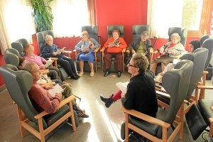 Mayores del centro de día de Trapagaran participan en una sesión de lectura. ::
ESTI VALIÑO