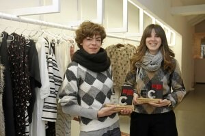 María Clé y Patricia Blázquez, con el premio de EL CORREO./ RAFA GUTIÉRREZ