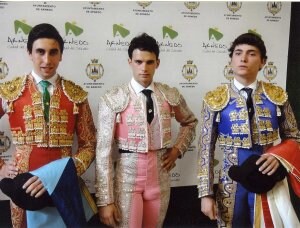 De izquierda a derecha, Menés, El Gallo e Isiegas, finalistas del Zapato de Plata arnedano. /E. C.
