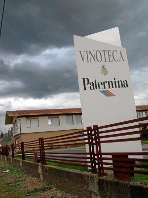 Un inmenso cartel anuncia la presencia de las Bodegas Paternina en la localidad jarrera. ::
R. SOLANA