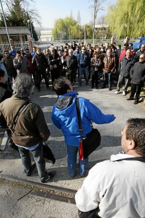 Los trabajadores volverán a concentrarse en la planta el próximo martes. ::                         AVELINO GÓMEZ