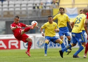 El Las Palmas superó al Sporting de Gijón, otro candidato al ascenso, por 2-1 en el estadio Gran Canaria. ::
EL COMERCIO