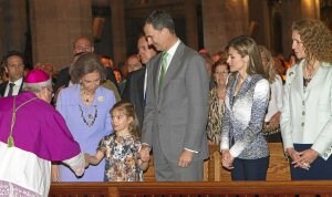 La infanta Leonor saluda al obispo de Mallorca, Javier Salinas en la misa del Domingo de Resurrección ayer en Palma. /EFE