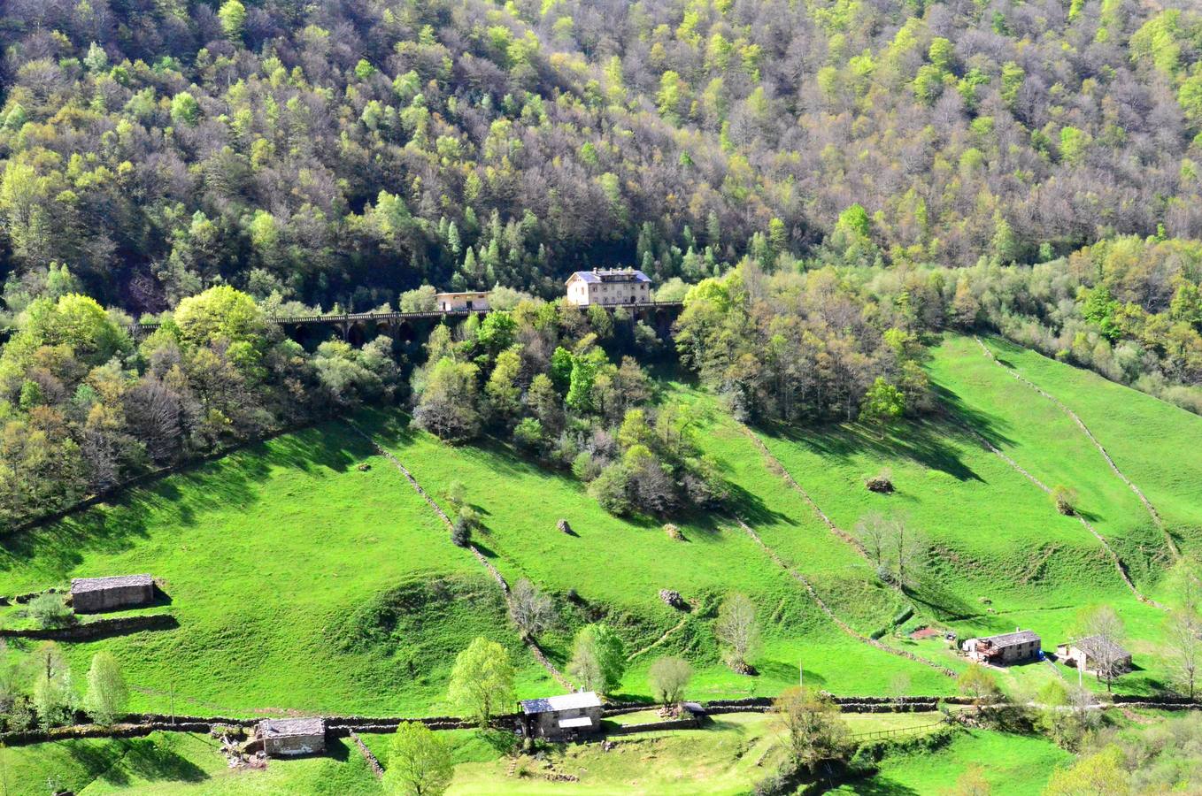 Estación de Yera, rodeada del verdor del paisaje pasiego.