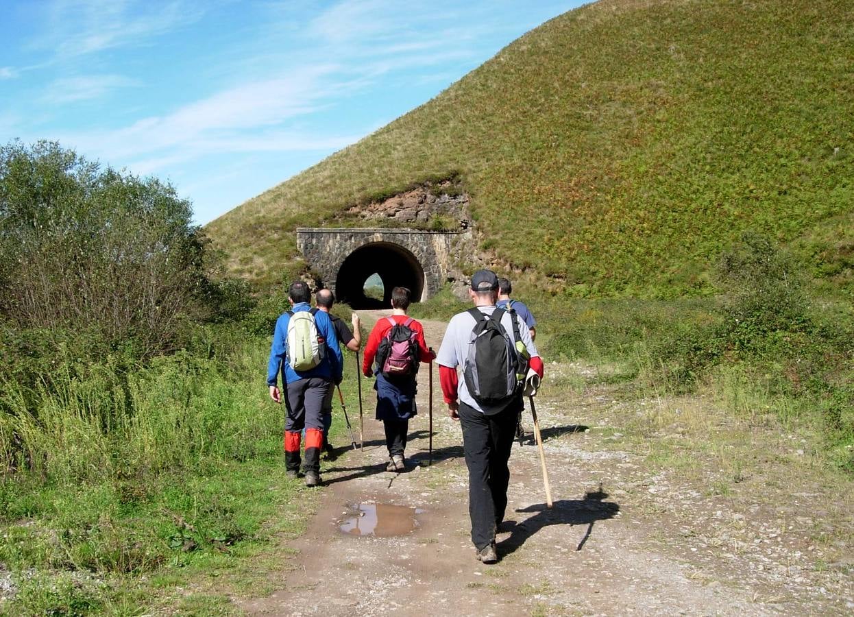 Por la caja de la vía, hacia el túnel de El Empeñadiro.