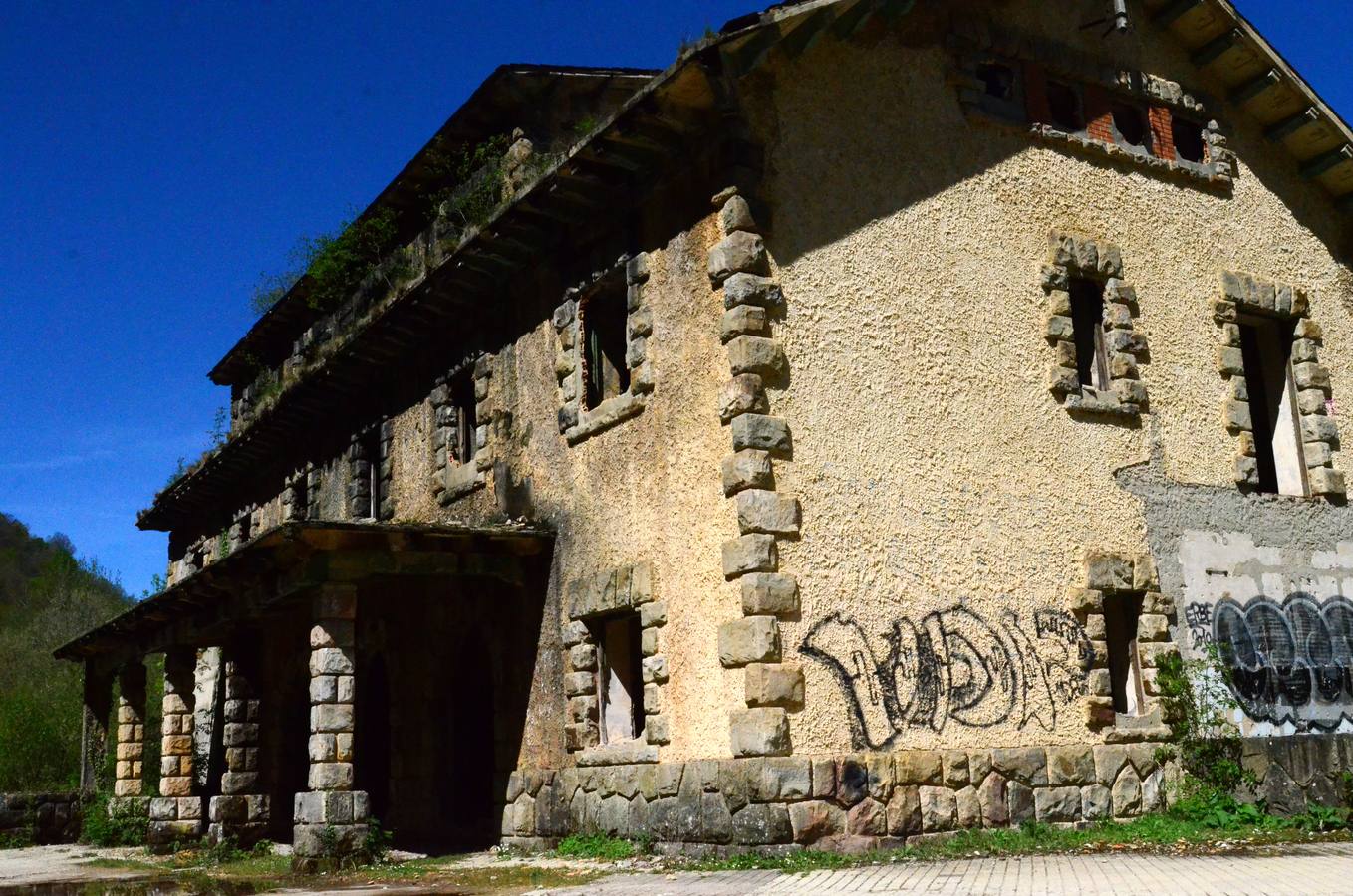 Edificio de viajeros de la estación del Santander-Mediterráneo en La Engaña (Valdeporres).