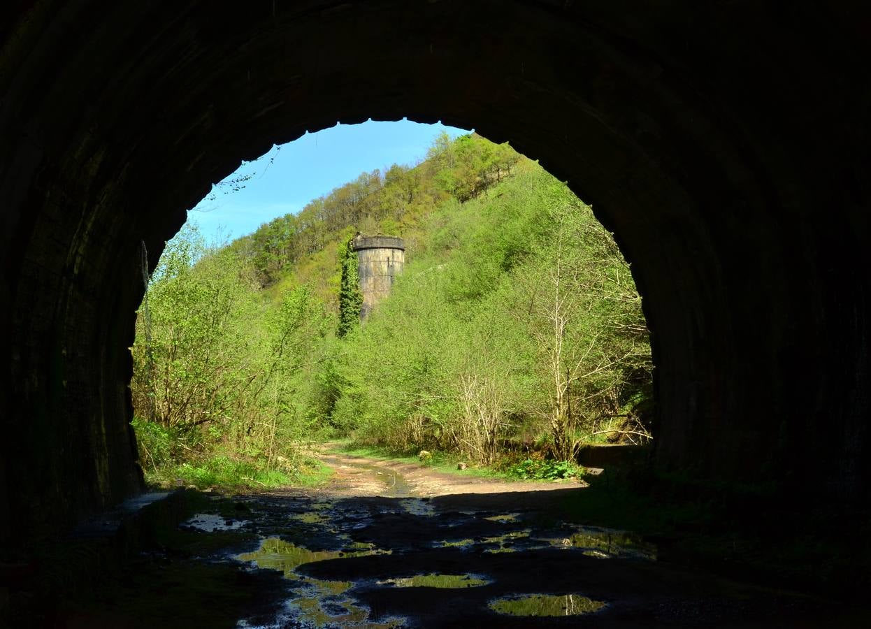 Boca norte del túnel de La Engaña, desde la que se ve la torre de la trituradora-hormigonera, en Yera.