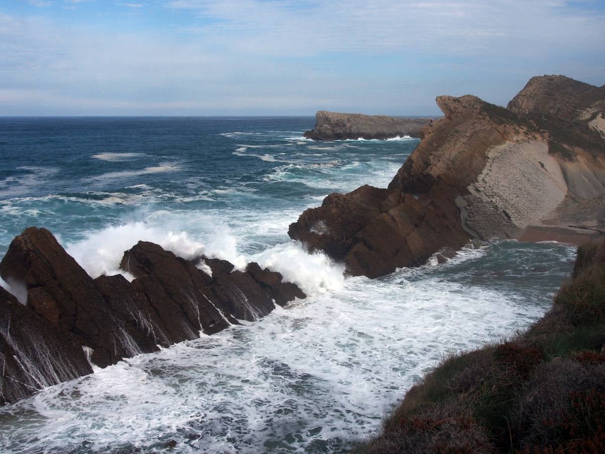 Las olas dibujan el paisaje de Costa Quebrada