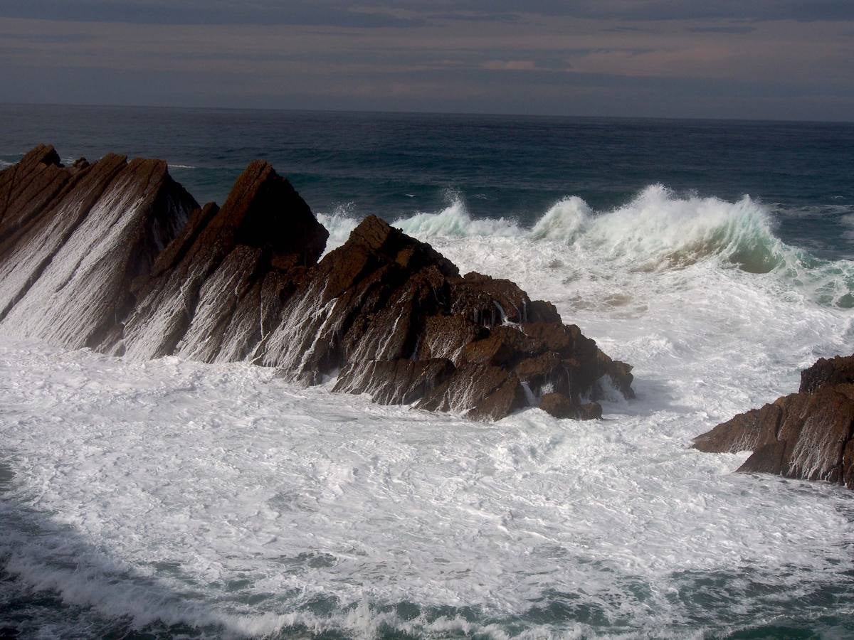 Las olas dibujan el paisaje de Costa Quebrada
