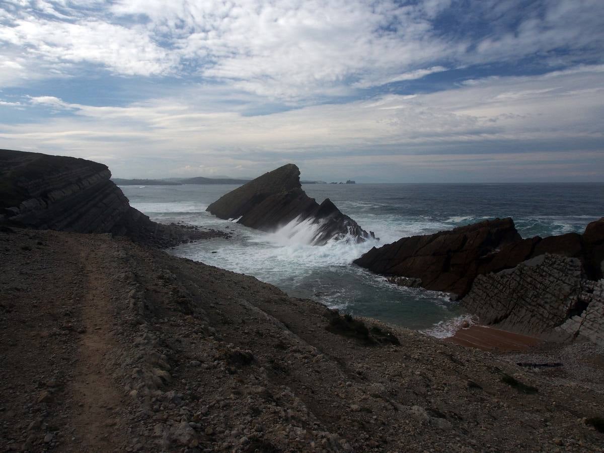 Las olas dibujan el paisaje de Costa Quebrada
