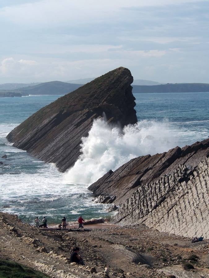 Las olas dibujan el paisaje de Costa Quebrada