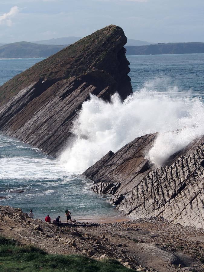 Las olas dibujan el paisaje de Costa Quebrada
