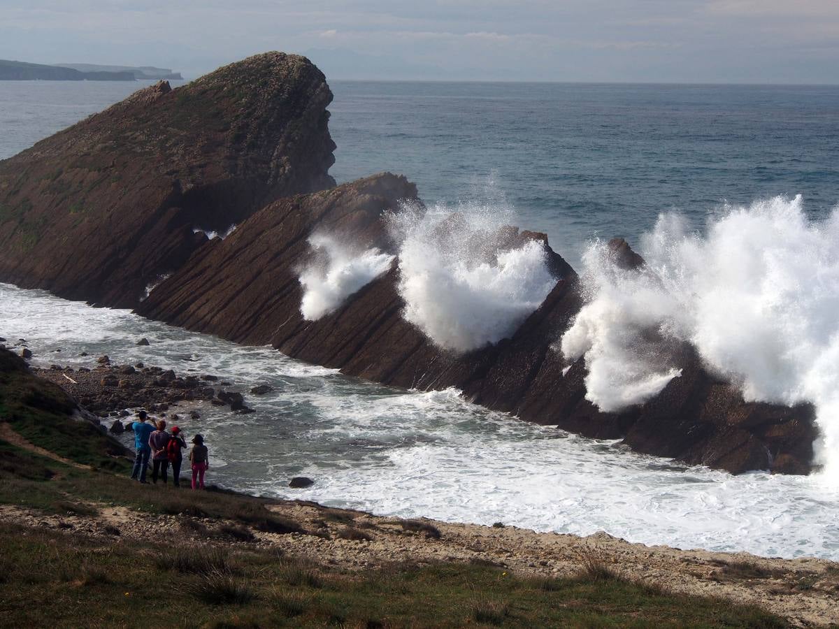Las olas dibujan el paisaje de Costa Quebrada