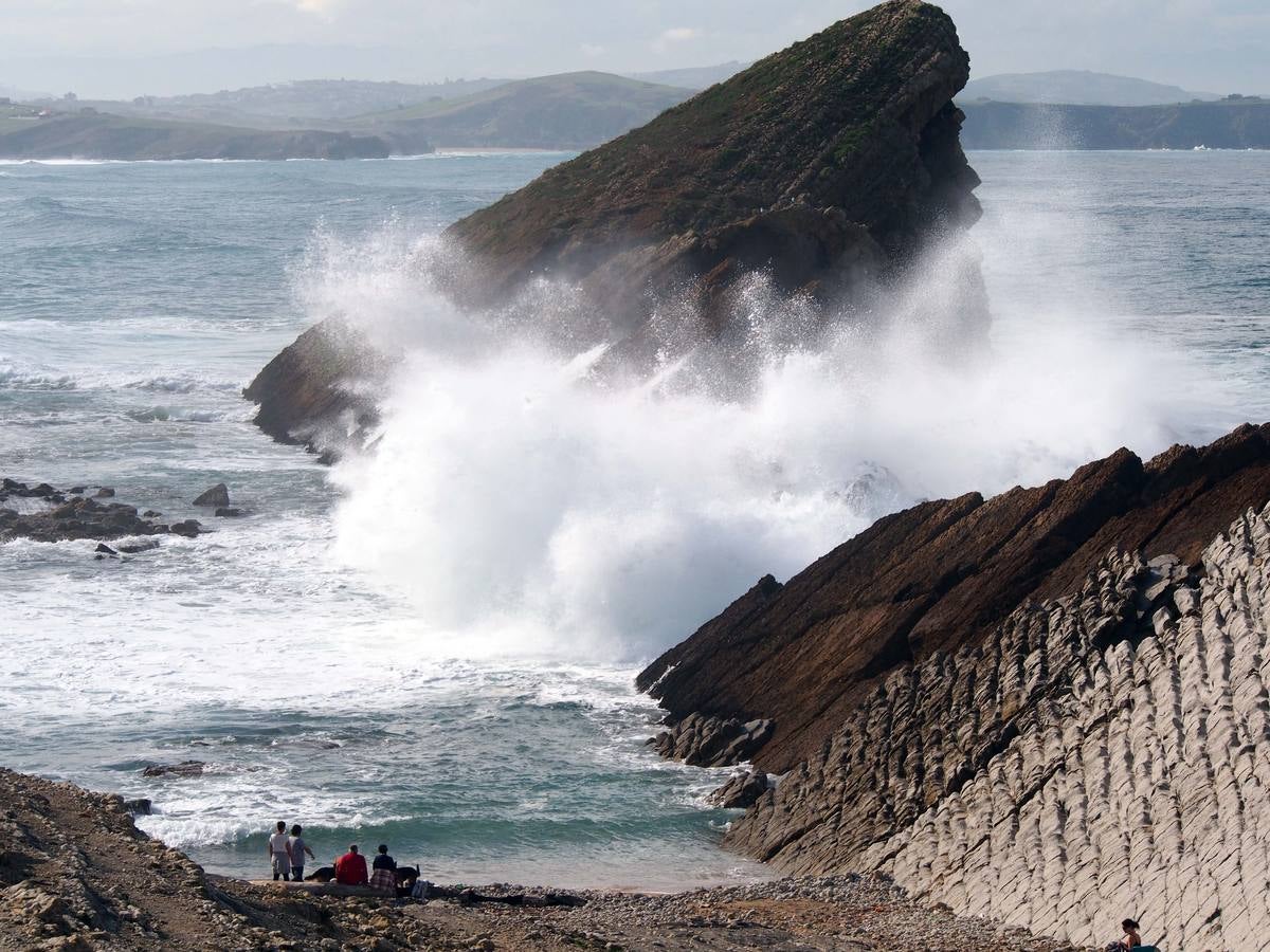 Las olas dibujan el paisaje de Costa Quebrada