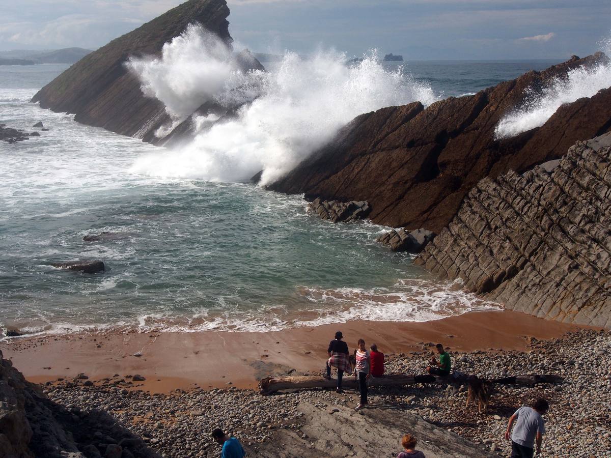 Las olas dibujan el paisaje de Costa Quebrada