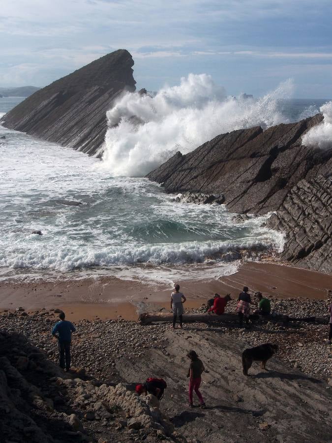 Las olas dibujan el paisaje de Costa Quebrada