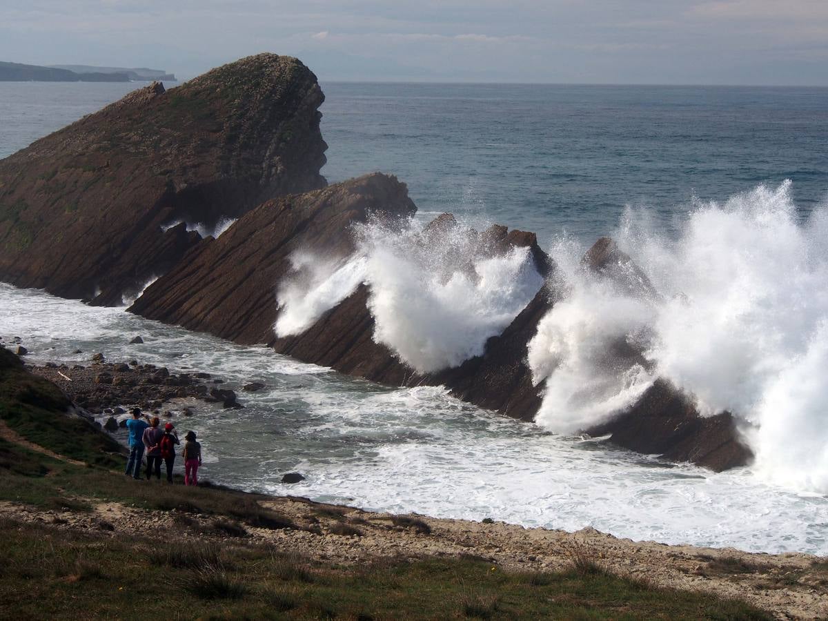 Las olas dibujan el paisaje de Costa Quebrada