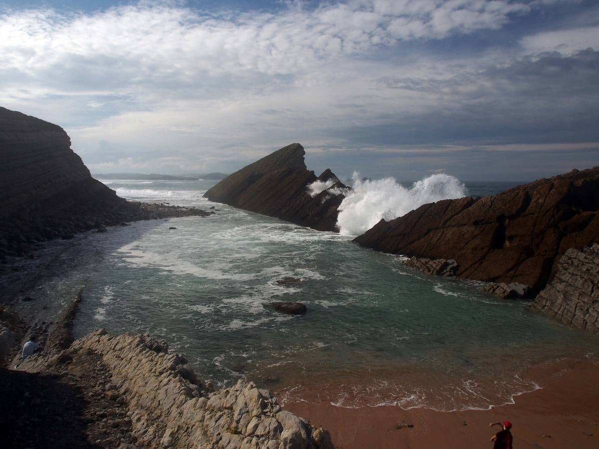 Las olas dibujan el paisaje de Costa Quebrada
