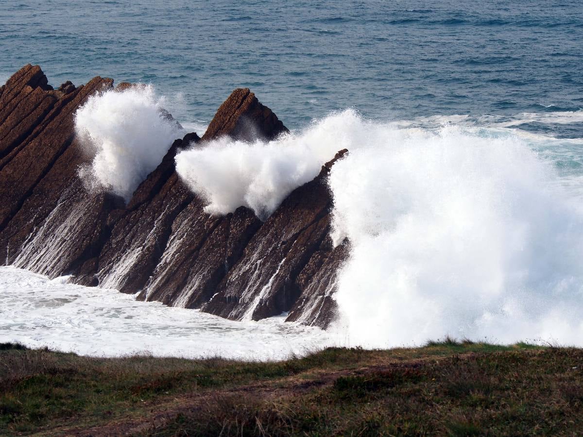 Las olas dibujan el paisaje de Costa Quebrada
