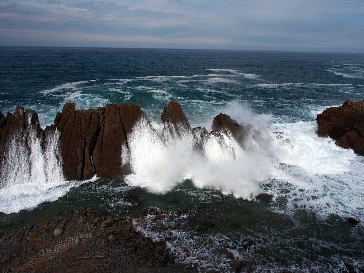 Las olas dibujan el paisaje de Costa Quebrada