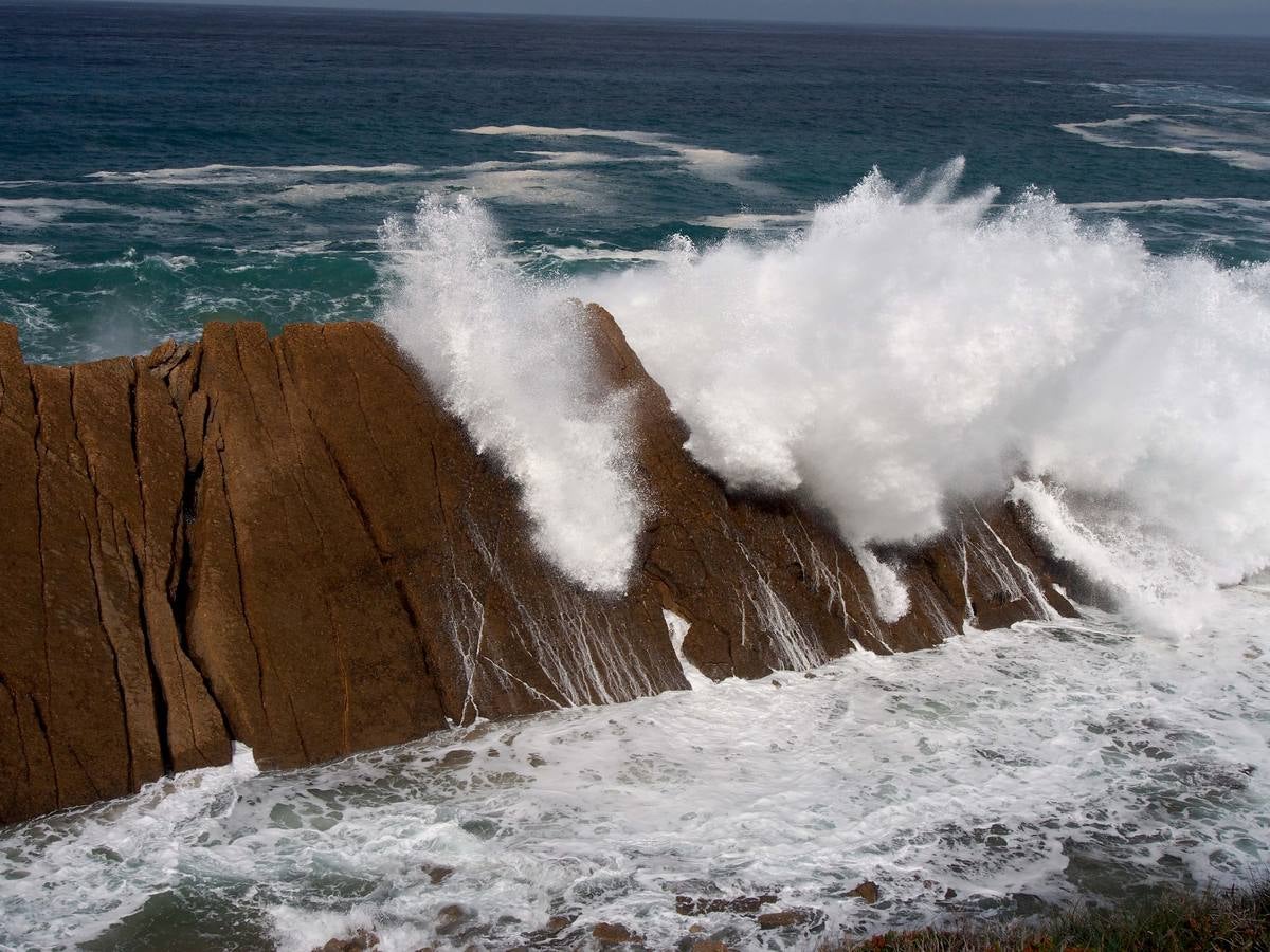 Las olas dibujan el paisaje de Costa Quebrada