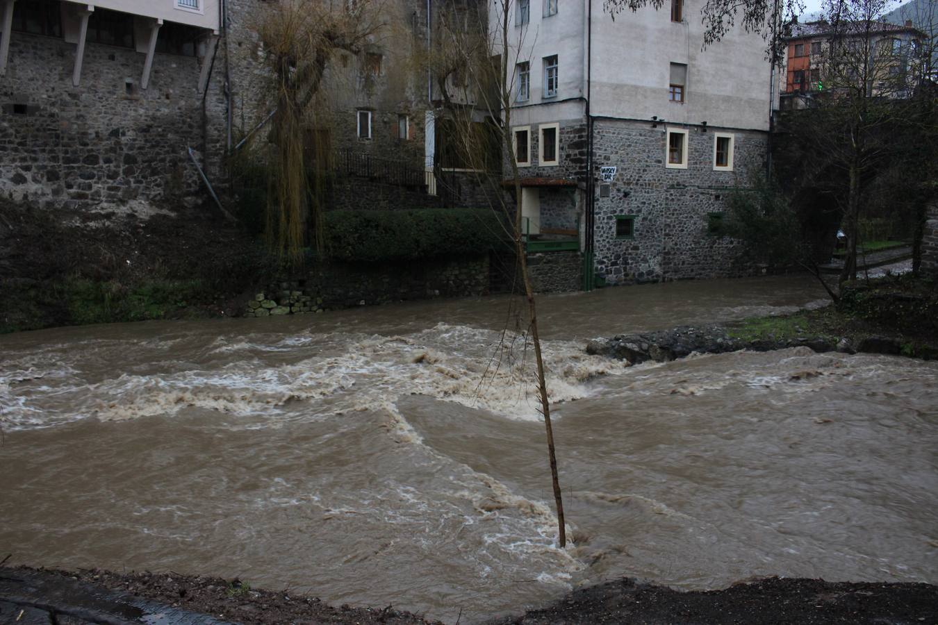 El río Deva se desborda a su paso por Potes