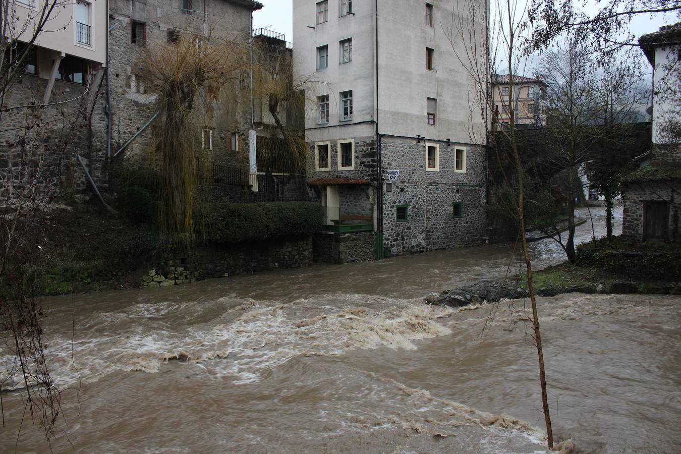 El río Deva se desborda a su paso por Potes