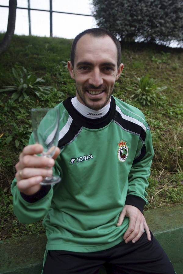 El jugador del Racing, Pedro Munitis, brinda con cava durante las celebraciones navideñas