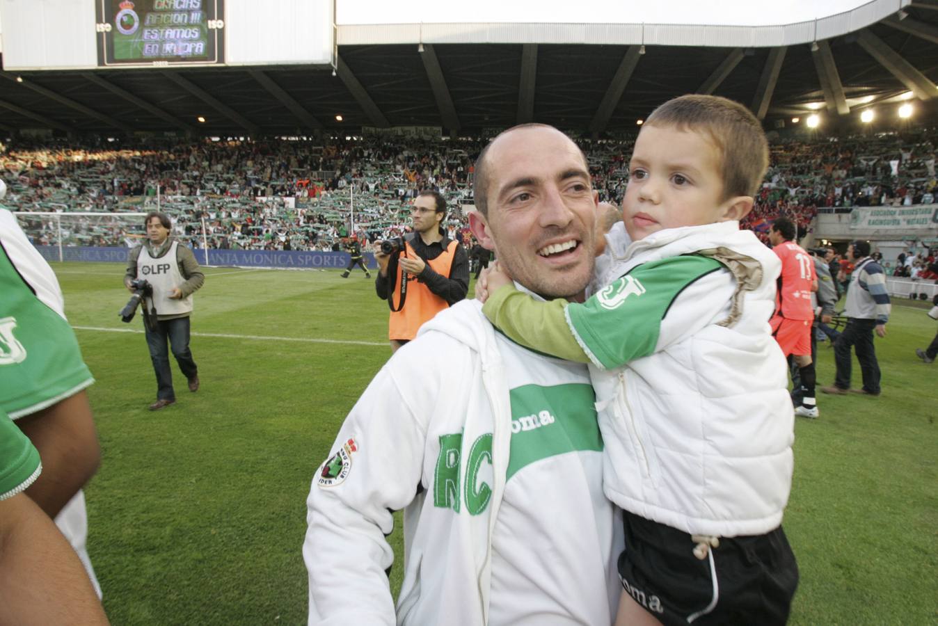 Pedro Munitis celebra junto a su hijo el resultado del partido