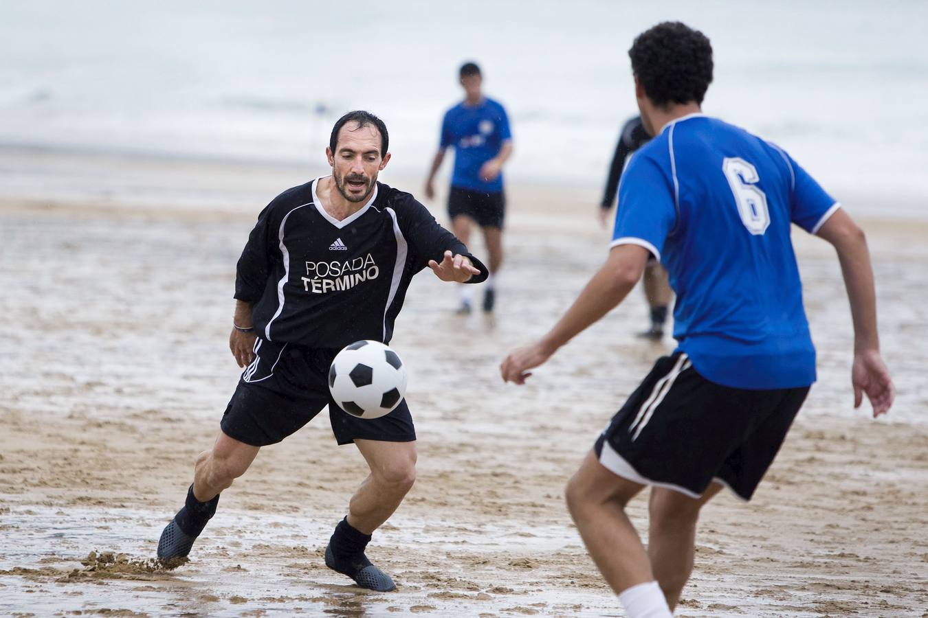 Pedro Munitis jugando en la Liga de fútbol playero