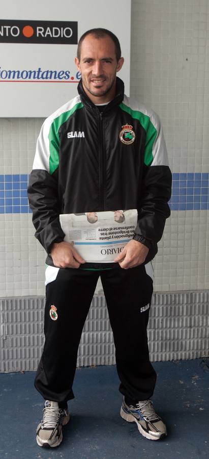Pedro Munitis, jugador de fútbol, con un ejemplar de El Diario Montañés